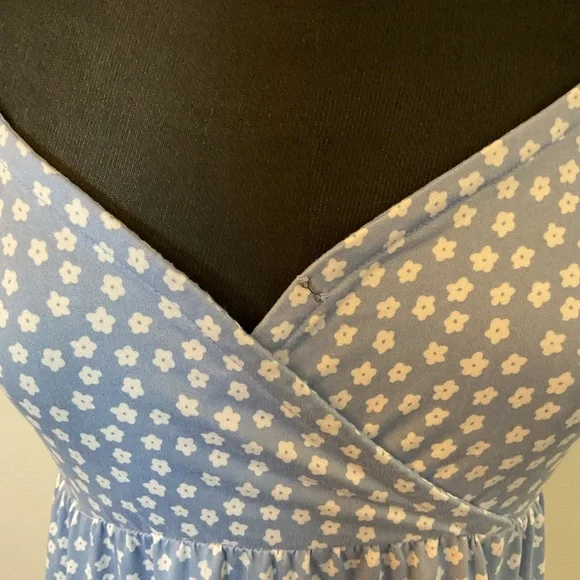 10. Hollister Blue and White Floral Sleeveless Mini Dress Size Small - Picture 5 of 9
